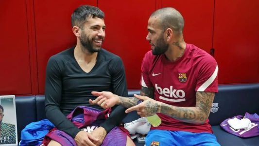 Jordi Alba e Daniel Alves jogaram juntos no Barcelona