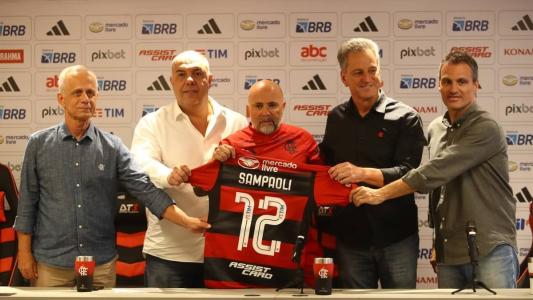 Jorge Sampaoli, ao centro, junto da diretoria do Flamengo em sua apresentação