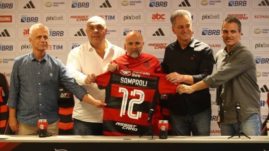 Jorge Sampaoli, ao centro, com os dirigentes do Flamengo