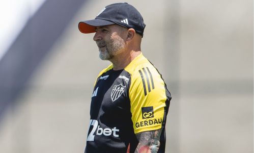 Técnico Jorge Sampaoli no comando do treino do Atlético na Cidade do Galo