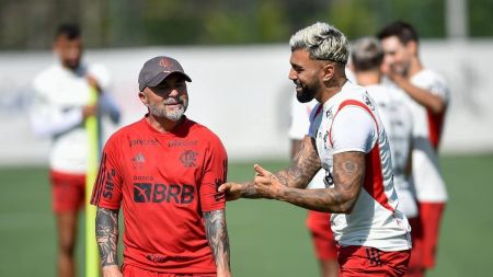 jorge Sampaoli e Gabigol durante atividade do Flamengo no Ninho do Urubu