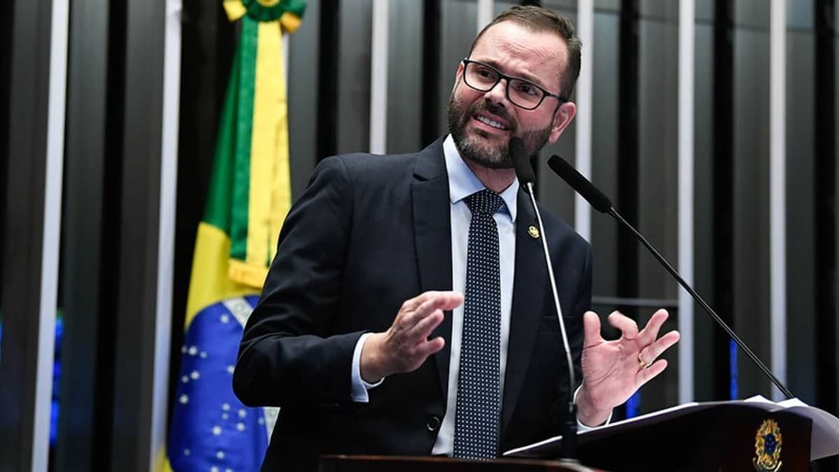 Senador chora em CPMI e chama general de 'covarde' por permitir prisão de pessoas acampadas após o 8 de janeiro