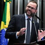 Senador chora em CPMI e chama general de 'covarde' por permitir prisão de pessoas acampadas após o 8 de janeiro