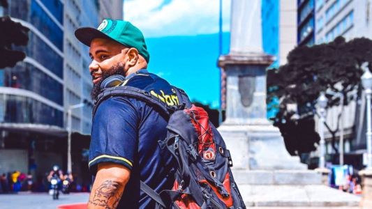 Influenciador Jorge Valença na Praça 7, coração do centro de Belo Horizonte