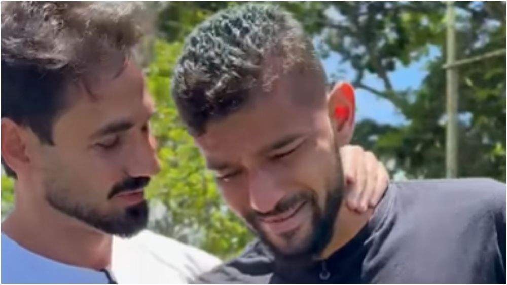 Emocionado, goleiro se despede do América e recebe camisa personalizada