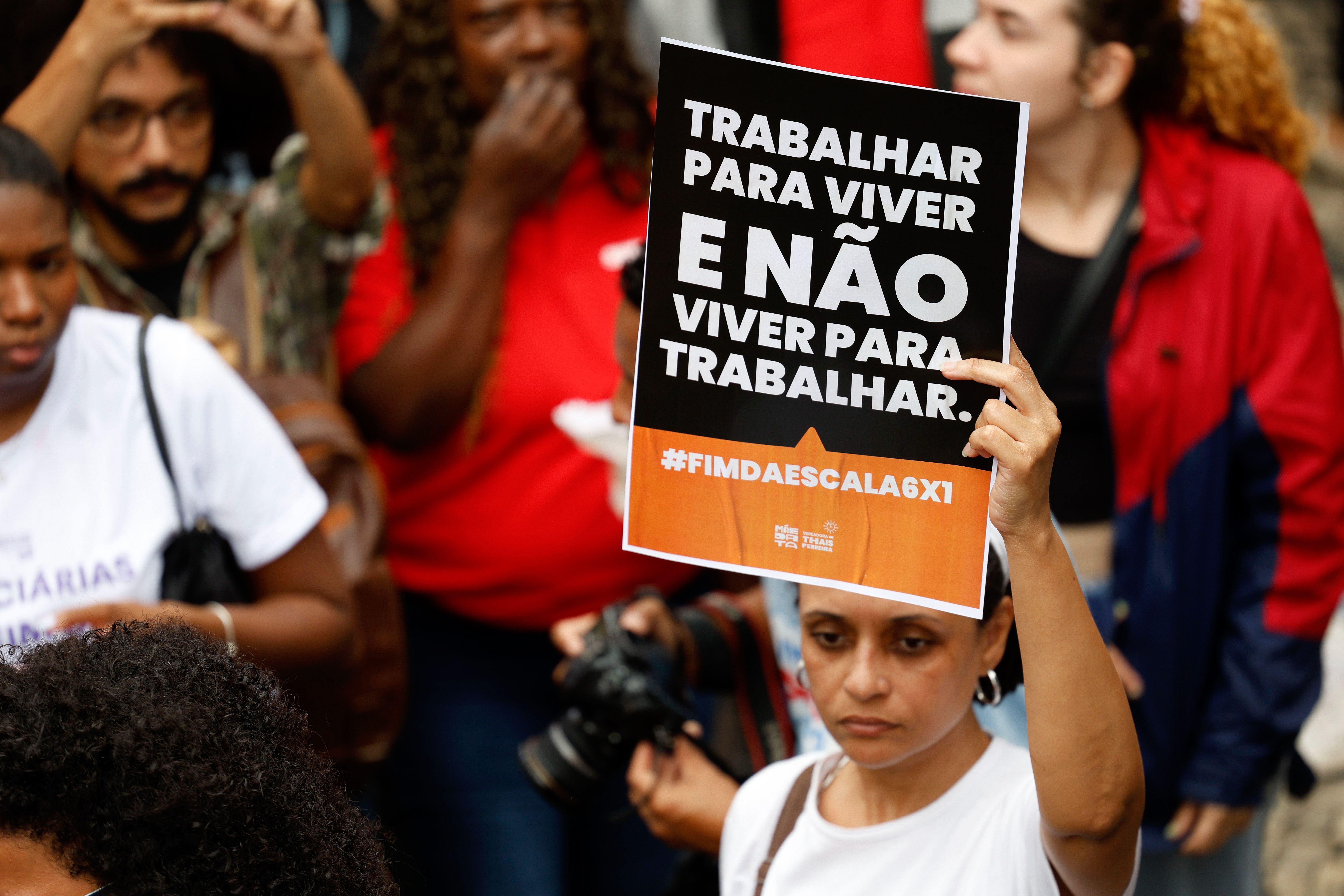 AtlasIntel: 56,2% apoiam o fim da escala 6x1 e 33,4% são contra mudança