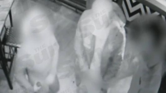 Jornal The Sun obteve imagens em que Walker abaixa a calça num pub em Manchester