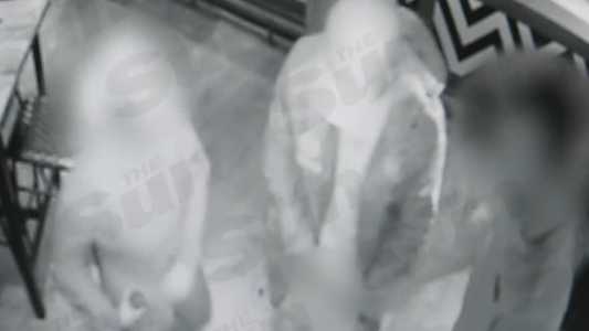 Jornal The Sun obteve imagens em que Walker abaixa a calça num pub em Manchester