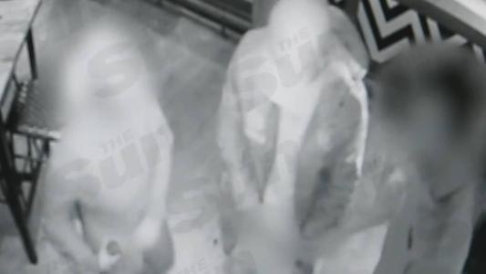 Jornal The Sun obteve imagens em que Walker abaixa a calça num pub em Manchester
