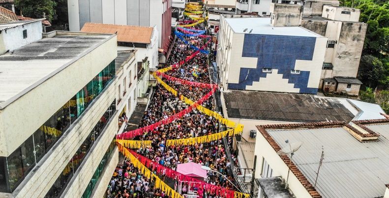 Terça-feira de Carnaval em Itabirito tem Bandalheira, blocos sonorizados e despedida do Trio Elétrico