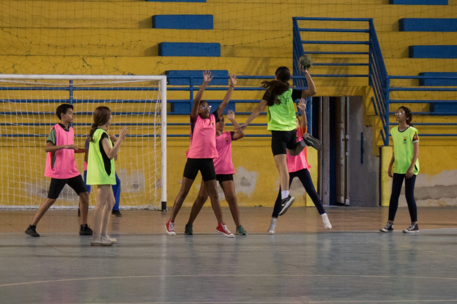 Ouro Preto mantém atividades de mini-handebol para crianças e adolescentes