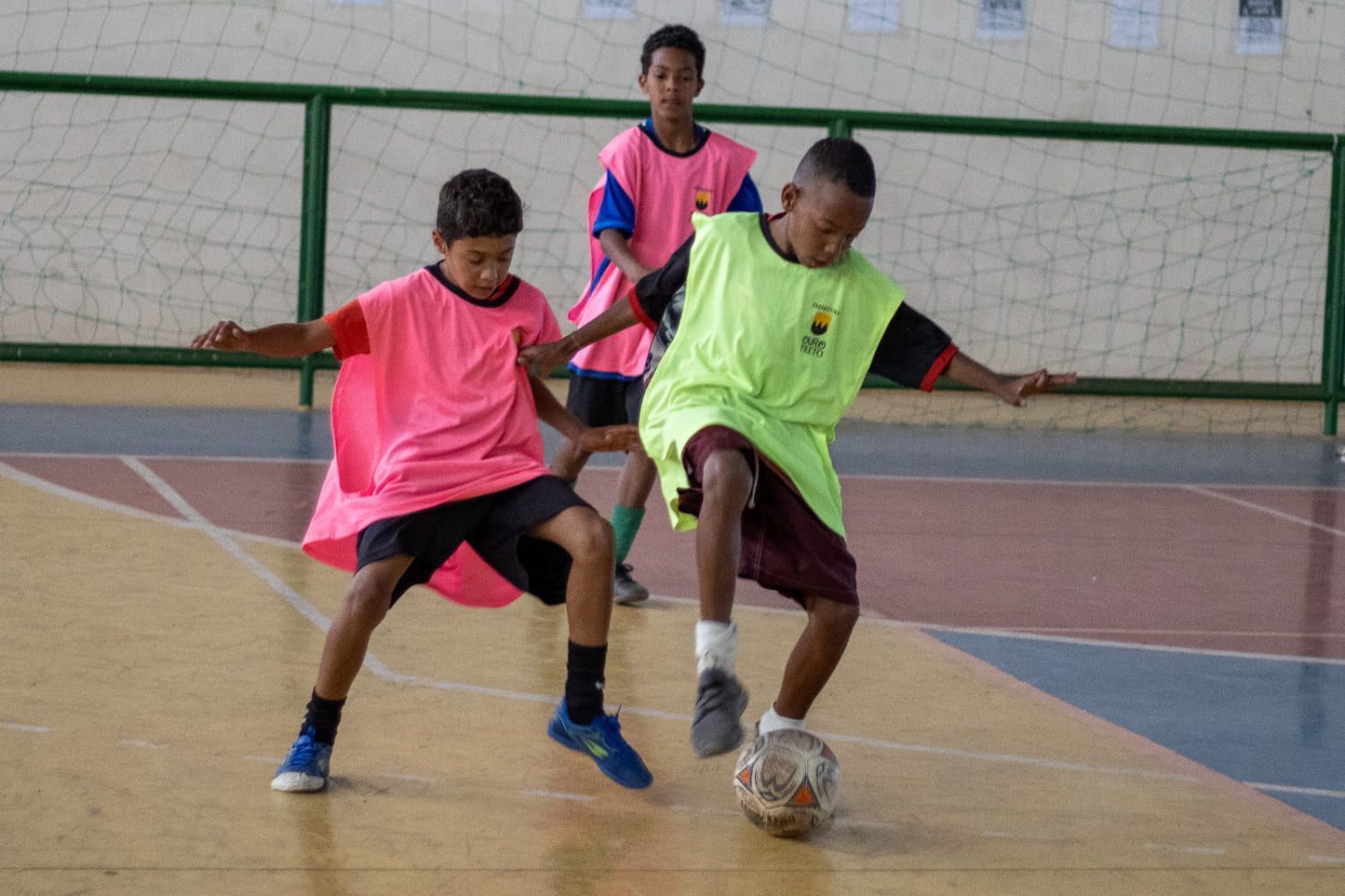 Ouro Preto mantém oferta de aulas gratuitas de futebol e futsal para jovens de 8 a 19 anos