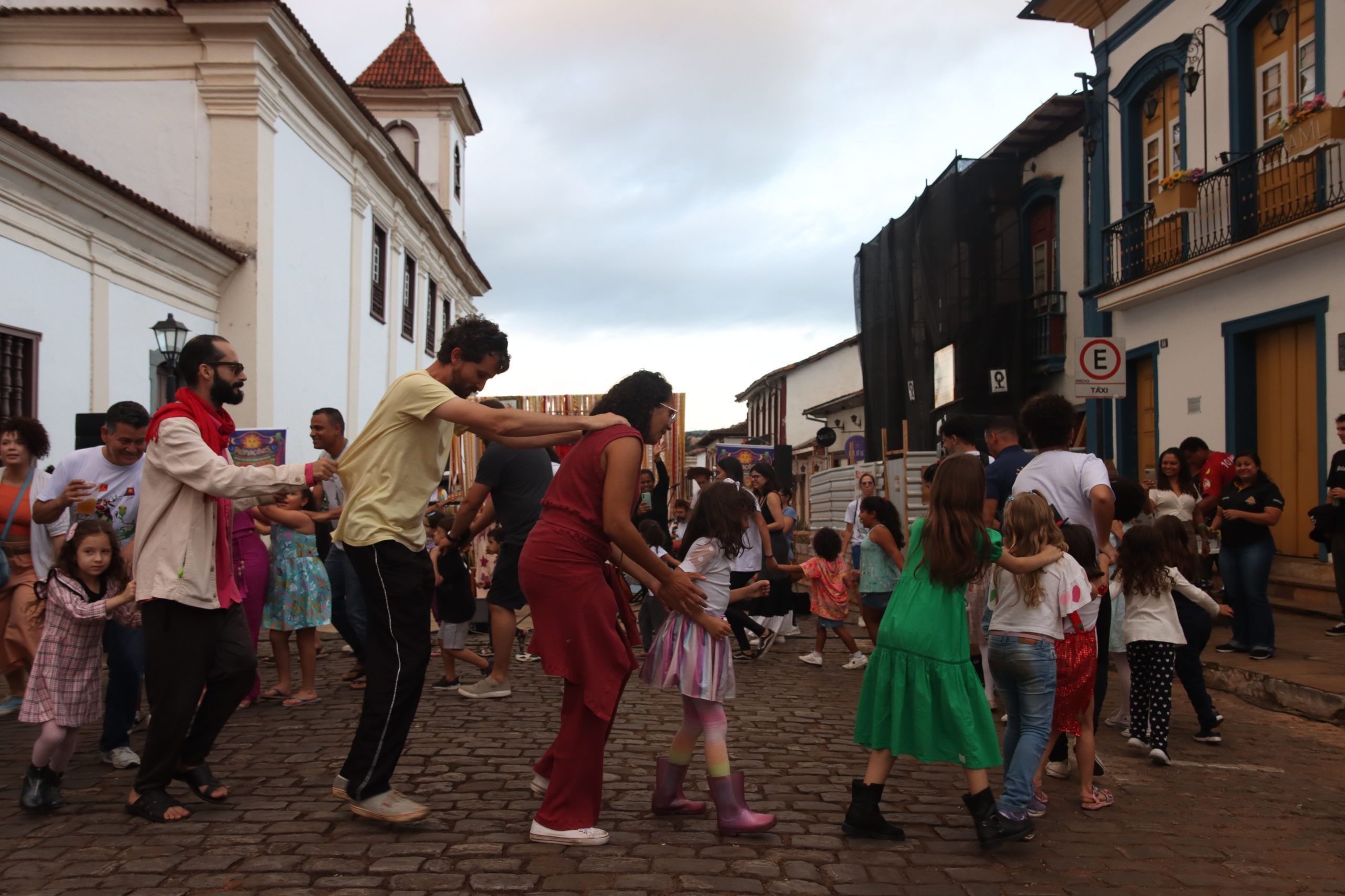 Projeto Reinações encerra ciclo com programação junina na Rua Direita, em Mariana