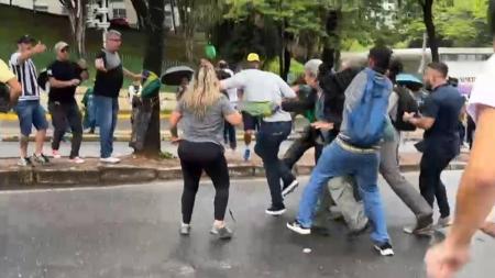 Jornalistas foram agredidos durante cobertura do desmonte de acampamento bolsonarista em Belo Horizonte