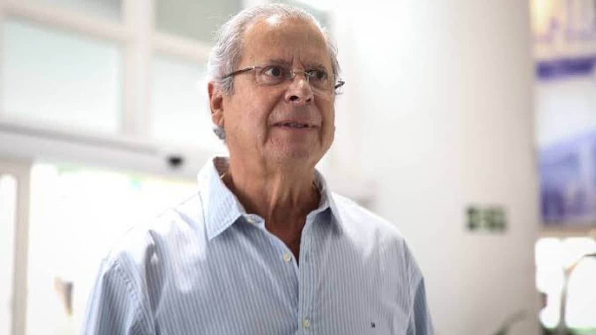 José Dirceu retira dreno, deixa UTI e anda com ajuda de fisioterapeuta