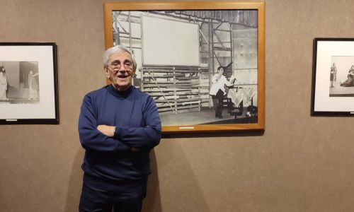 Dramaturgo, ator e imortal da Academia Brasileira de Cultura, José Luiz Ribeiro ao lado de uma foto dele nos palcos