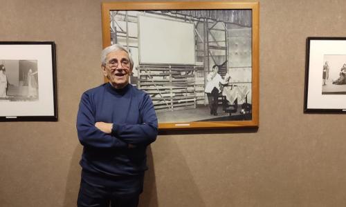 Teatrólogo, ator e imortal da Academia Brasileira de Cultura, José Luiz Ribeiro ao lado de uma foto dele nos palcos pelo Grupo Divulgação • Désia Souza/Itatiaia