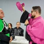 Idoso se forma na universidade após viajar 100km durante cinco anos para assistir às aulas