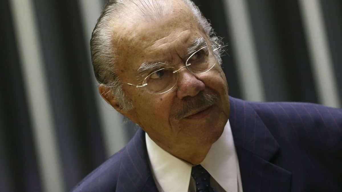José Sarney recebe alta do hospital após diagnóstico de isquemia cerebral