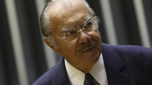 José Sarney recebe alta do hospital após diagnóstico de isquemia cerebral.