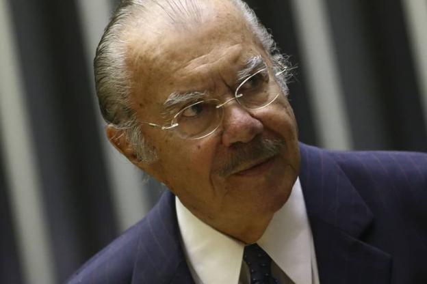Sarney passa por cirurgia após sentir dor abdominal; quadro é estável