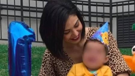 Josiane é comissária de bordo e perdeu a guarda de seu bebê porque a Justiça considerou que ela possui uma "rotina delicada"