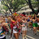Veja fotos: foliões curtem bloco Ziguiriguidum em BH com homenagem a Gilberto Gil