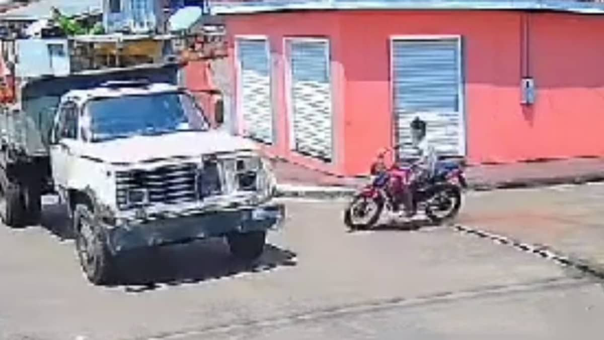 Vídeo: jovem 'nasce de novo' após moto bater em caminhão e veículo 'pular' por cima dele