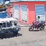 Vídeo: jovem 'nasce de novo' após moto bater em caminhão e veículo 'pular' por cima dele