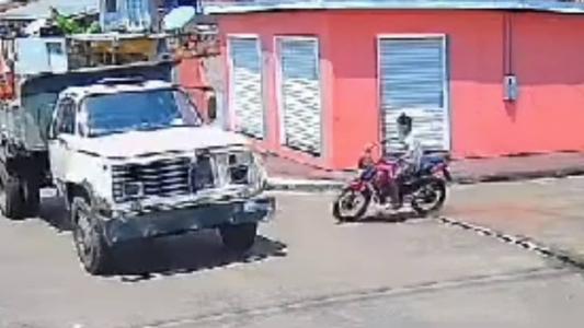 Jovem avançou cruzamento e bateu em caminhão