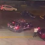 Jovem é baleado dentro carro após briga de trânsito e pede socorro a PMs em São Paulo
