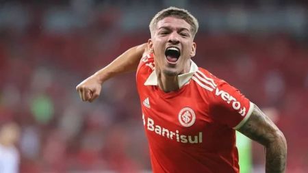 Jovem centroavante, que foi destaque na fase de grupo da Libertadores neste ano pelo Colorado, é a grande novidade da escalação