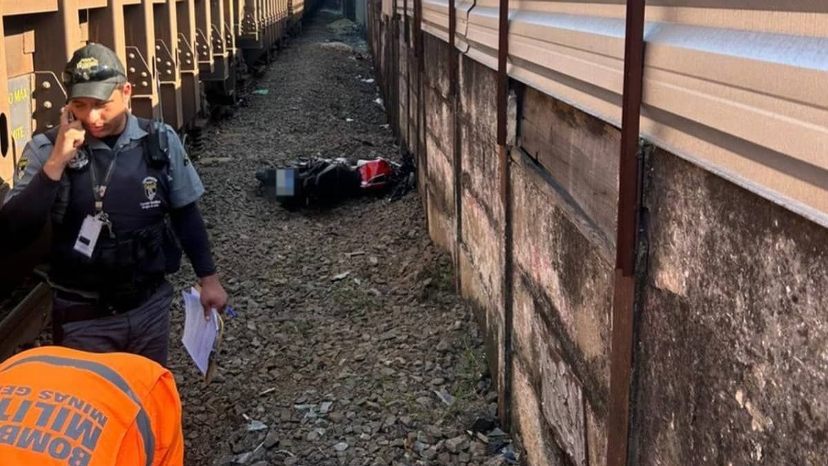 Motociclista é atropelado por trem após atravessar linha férrea com cancela fechada em MG