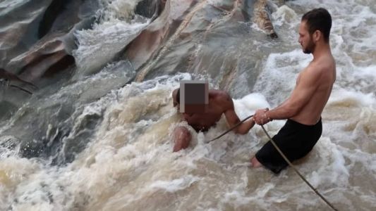 Jovem de 23 anos, de São Paulo, foi arrastado por 50 metros pela correnteza; ele foi socorrido com sinais de hipotermia