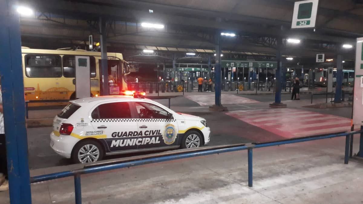 Abuso sexual: homem é preso ao tentar beijar pescoço e ameaçar vítima de 18 anos em ônibus de BH  