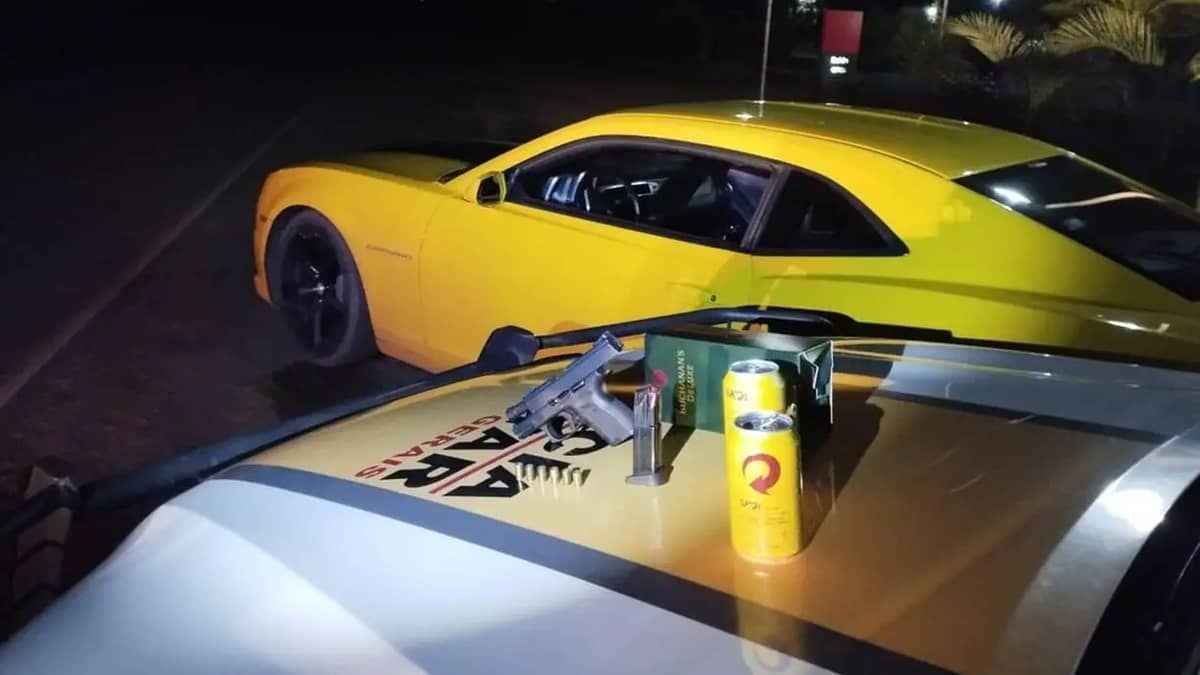 Jovem alcoolizado é preso com arma e munições dentro de Camaro em Minas