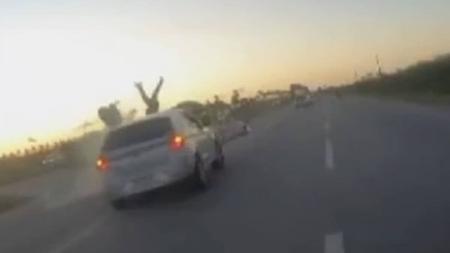 Jovem é arremessado após bater na lateral de carro