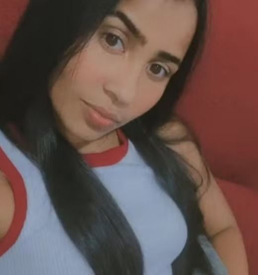 Jovem é morta a facadas pelo ex-namorado na frente das filhas pequenas no RJ