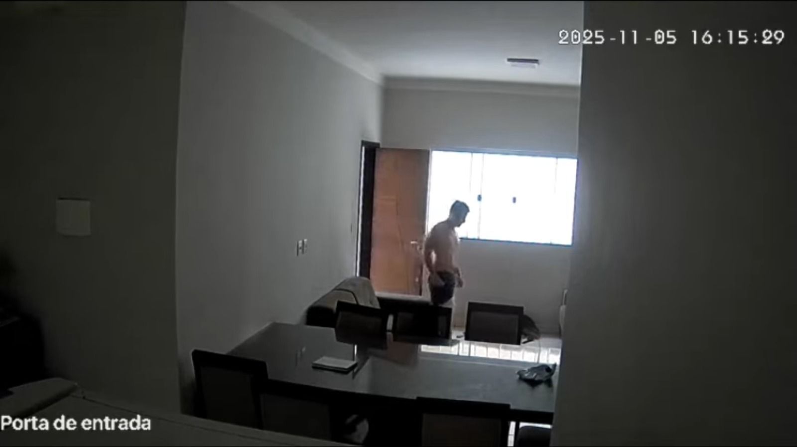 Jovem é preso por furtar calcinhas de vizinha e por guardar vídeos de pornografia infantil em MG