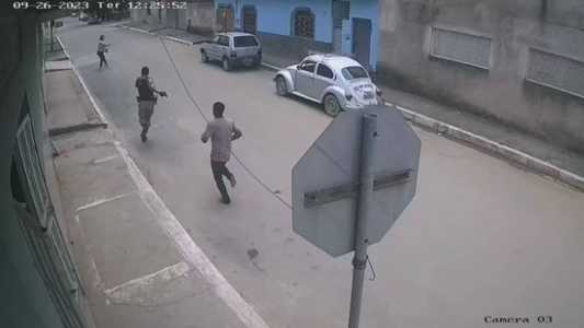 Jovem em surto psicótico estava armado com faca e correu atrás do policial antes de ser atingido por disparo de arma de fogo em Ipaba