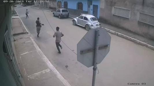Jovem em surto psicótico estava armado com faca e correu atrás do policial antes de ser atingido por disparo de arma de fogo em Ipaba