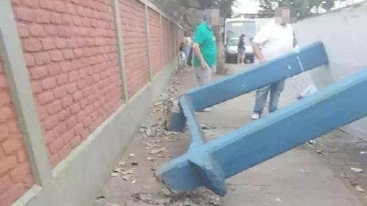 Jovem estaria se alogando na estrutura quando ela desabou sobre ele