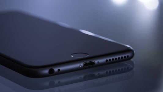 Jovem foi alvo de "campanha difamatória e constrangedora" na internet