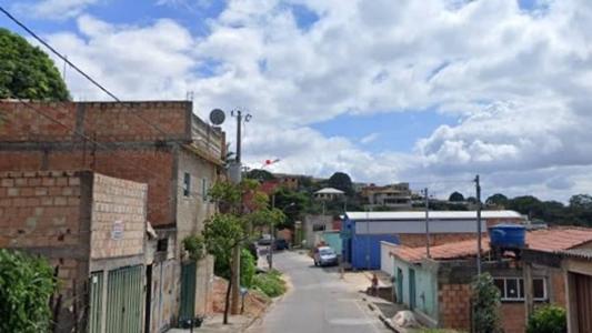 Jovem foi encontrado ensanguentado na garagem de um vizinho