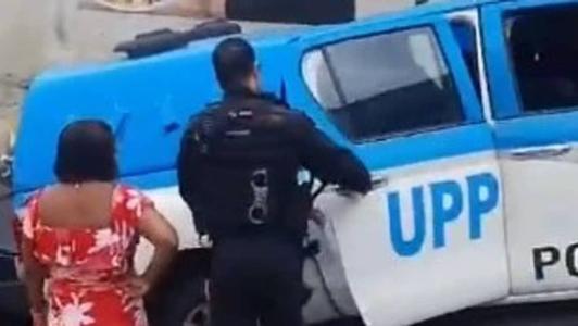 Jovem foi presa após vizinho informar que o bebê estava na casa dela