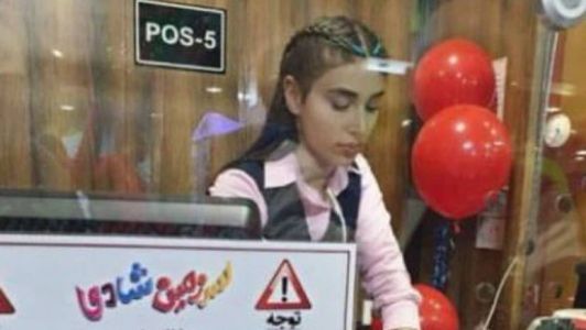 Jovem iraniana é identificada ao não usar o hijab em público