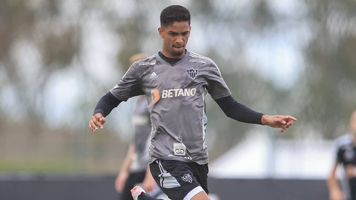 Atlético empresta jovem lateral para clube da Lituânia