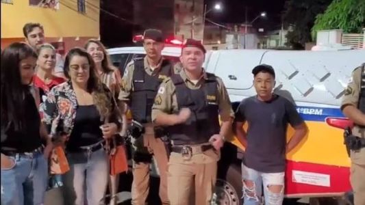 Jovem Lázaro ganhou um telefone novo após encontrar um aparelho na rua e devolver para a PM