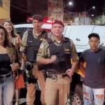 Adolescente acha celular na rua, devolve para PM e ganha telefone novo: 'é sério?'