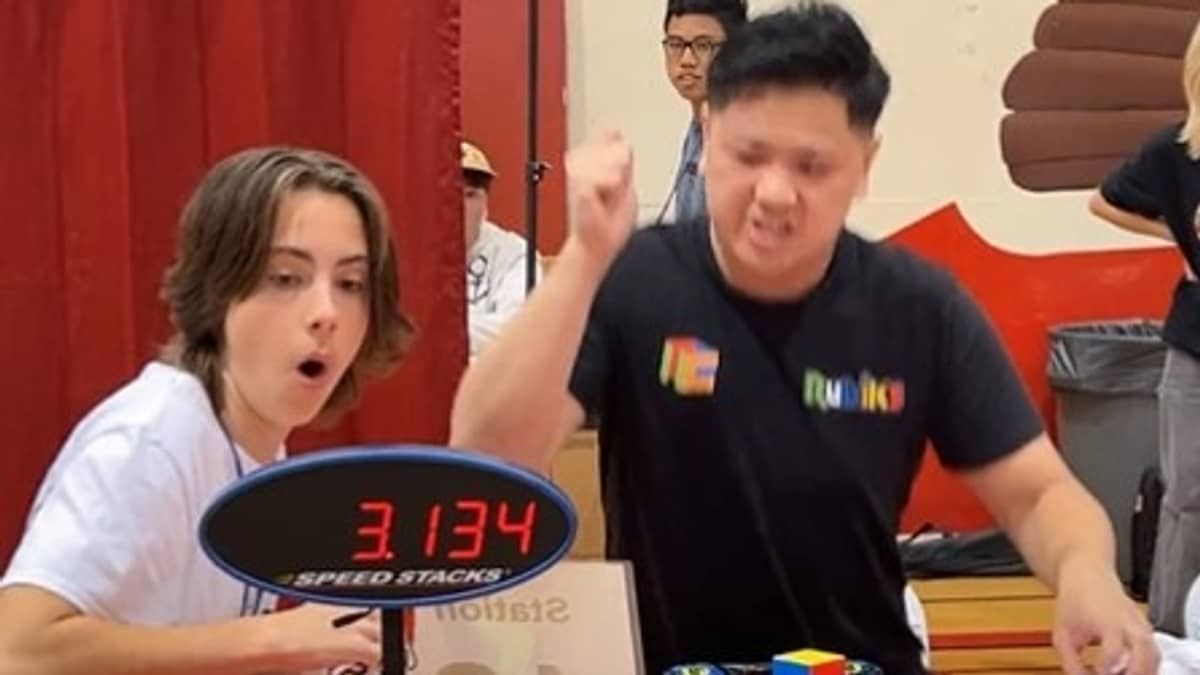 Vídeo: jovem autista monta cubo mágico em 3 segundos e bate recorde mundial  